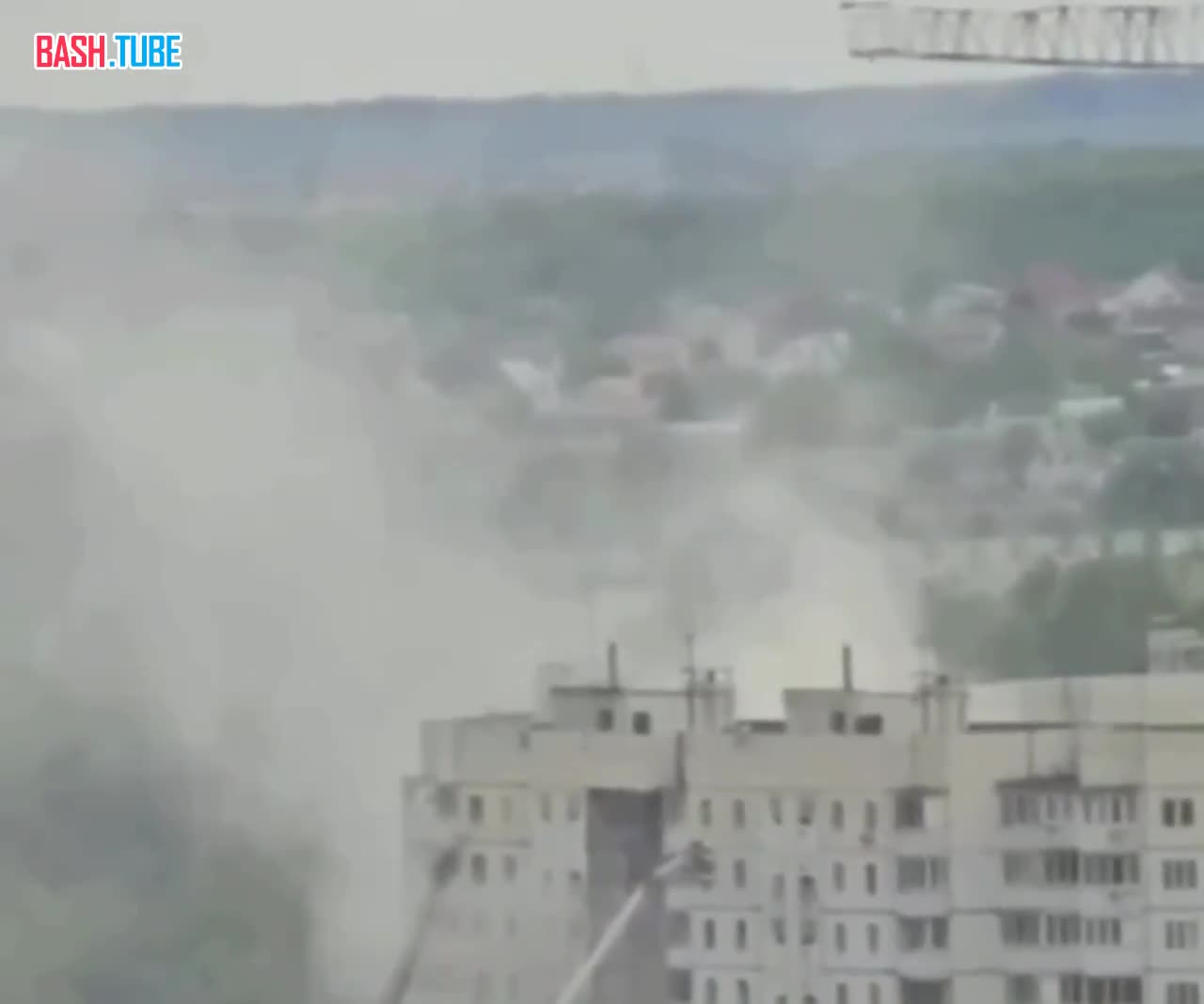 ⁣ Момент падения крыши в Белгороде попал на камеру