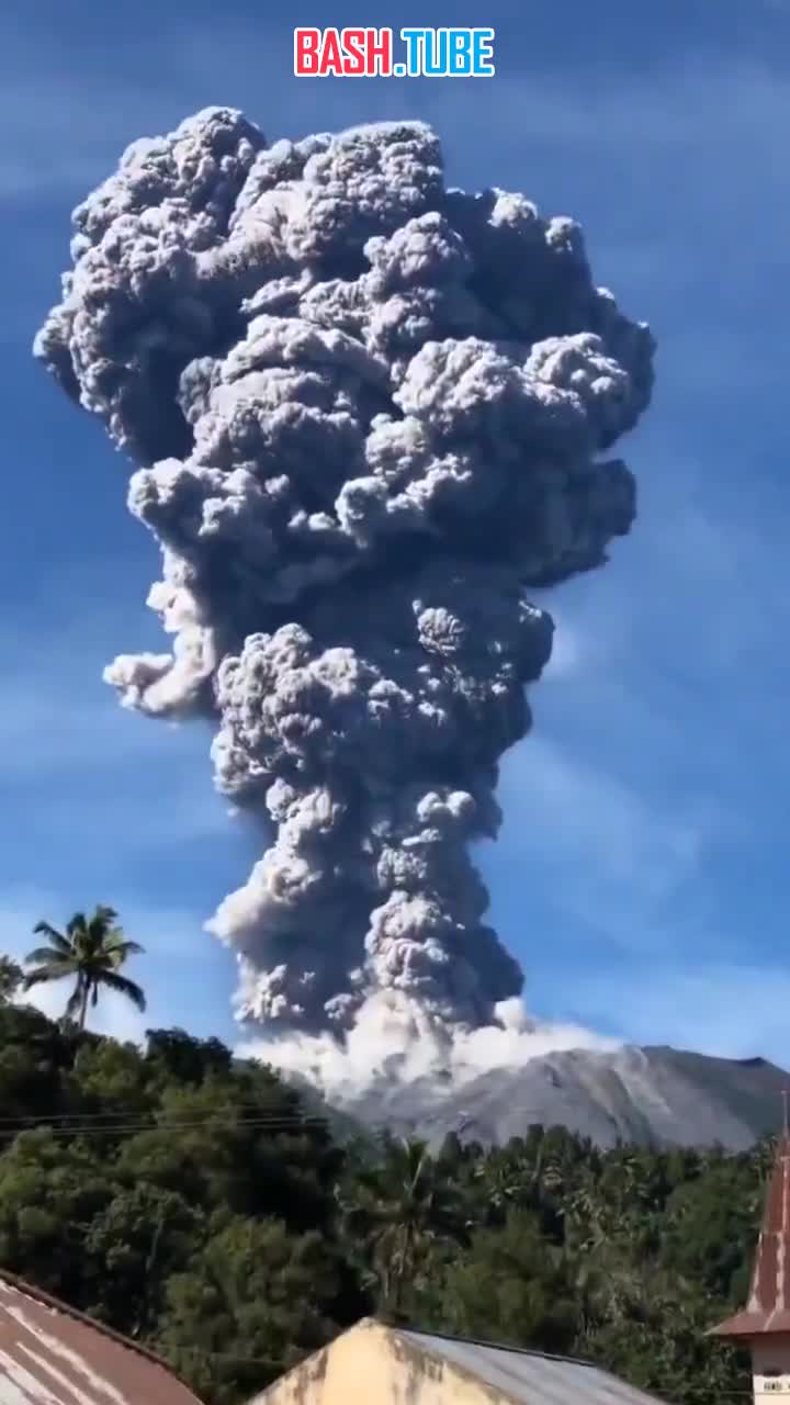 ⁣ Колоссальное извержение вулкана Ибу произошло в западном регионе Индонезии на острове Хальмахера