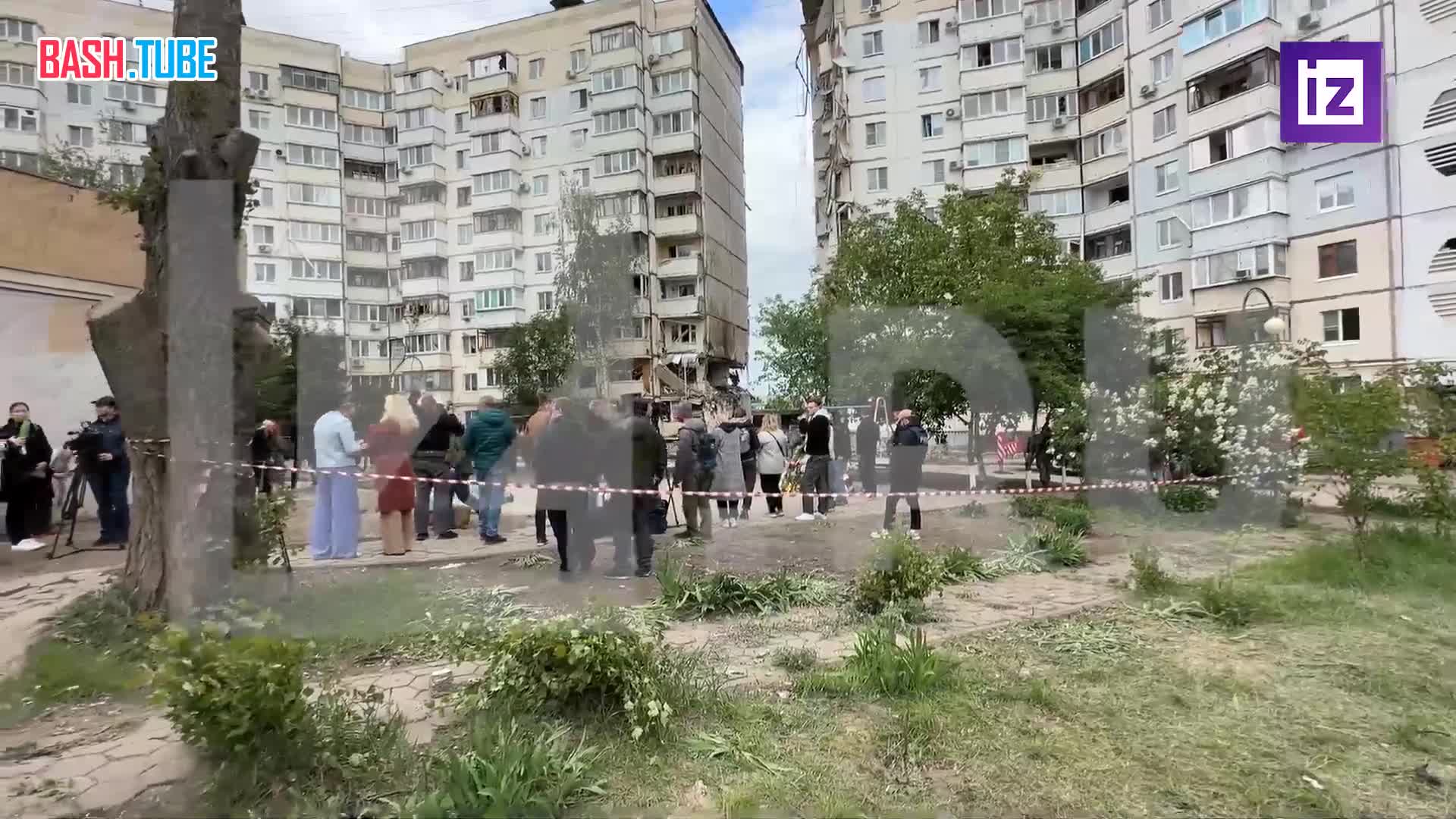 ⁣ Правоохранители дежурят на месте обрушения дома после обстрела ВСУ в Белгороде, чтобы избежать мародерства