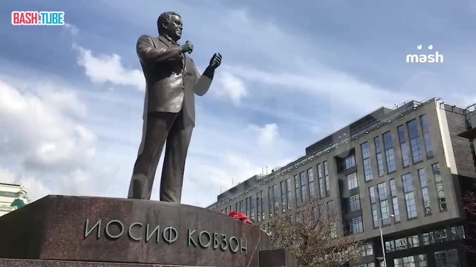 ⁣ В памятник Иосифу Кобзону в Оружейном переулке в Москве вмонтировали рекламу наркошопов