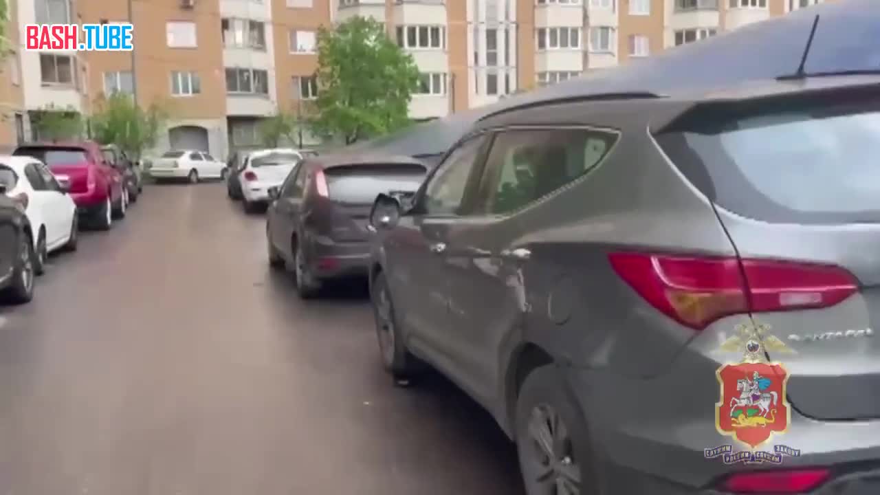 ⁣ В Королеве автоледи на каршеринге протаранила 5 припаркованных во дворе на улице Горького машин