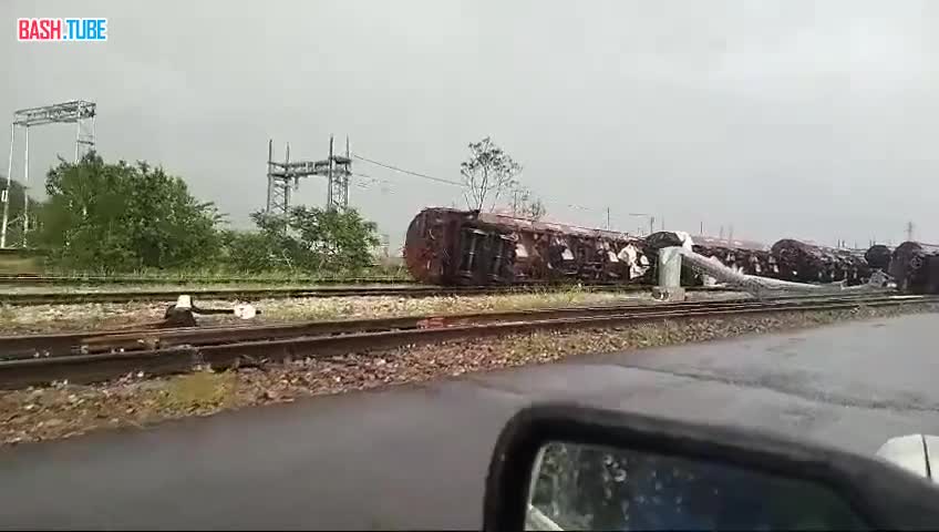 ⁣ В Италии ураганом сдуло с рельсов товарный поезд