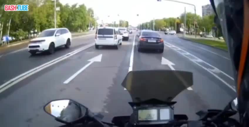⁣ В Москве мигрант напал на мотоциклиста