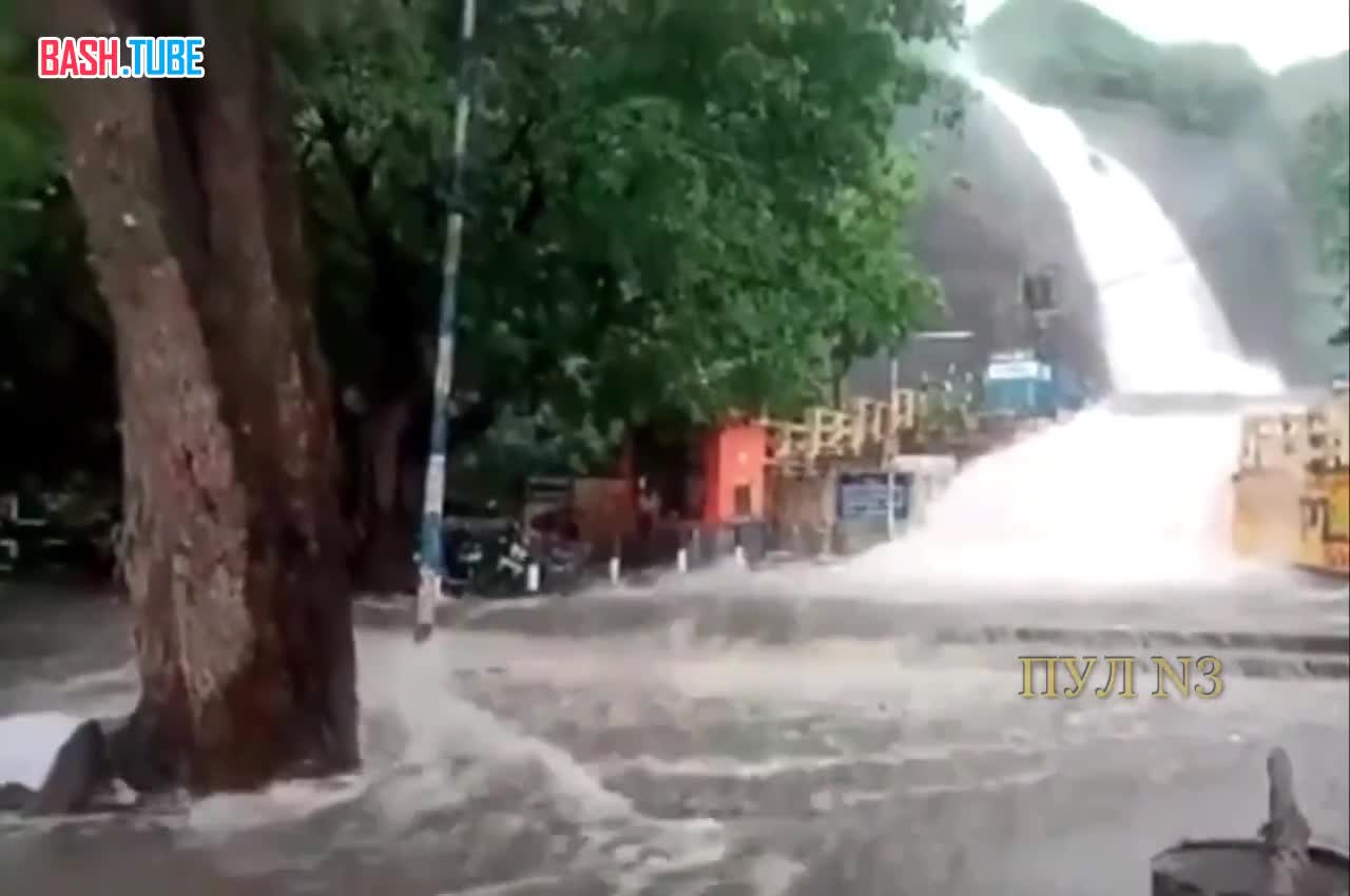 ⁣ В Индии водопад затопил соседние улицы – есть пострадавшие