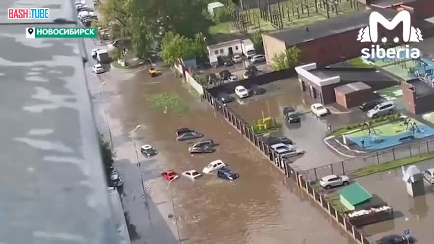 ⁣ Улицы Новосибирска после ливня: затопленные дороги, поваленные деревья, водители, попавшие на дорогой ремонт
