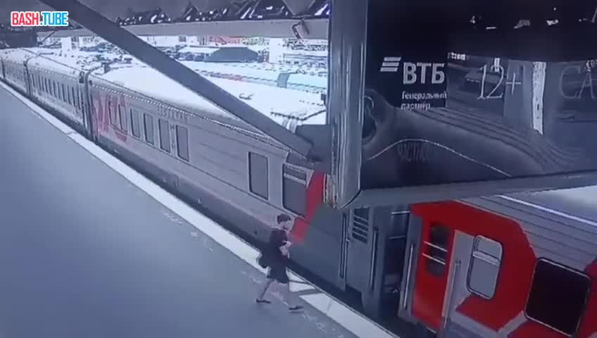 ⁣ Поезд протащил на несколько метров мужчину на Московском вокзале в Петербурге