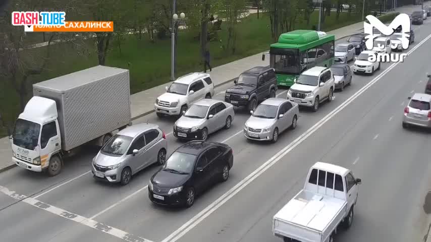 ⁣ Таран машины и удары кулаком по стеклу - водители устроили дорожные разборки в Южно-Сахалинске