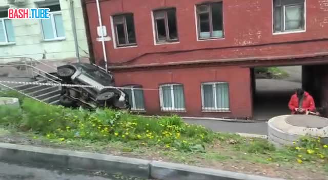 ⁣ Во Владивостоке водитель Mitsubishi Pareto не справился с управлением, снёс шлагбаум, заехал во двор и опрокинулся с лестницы