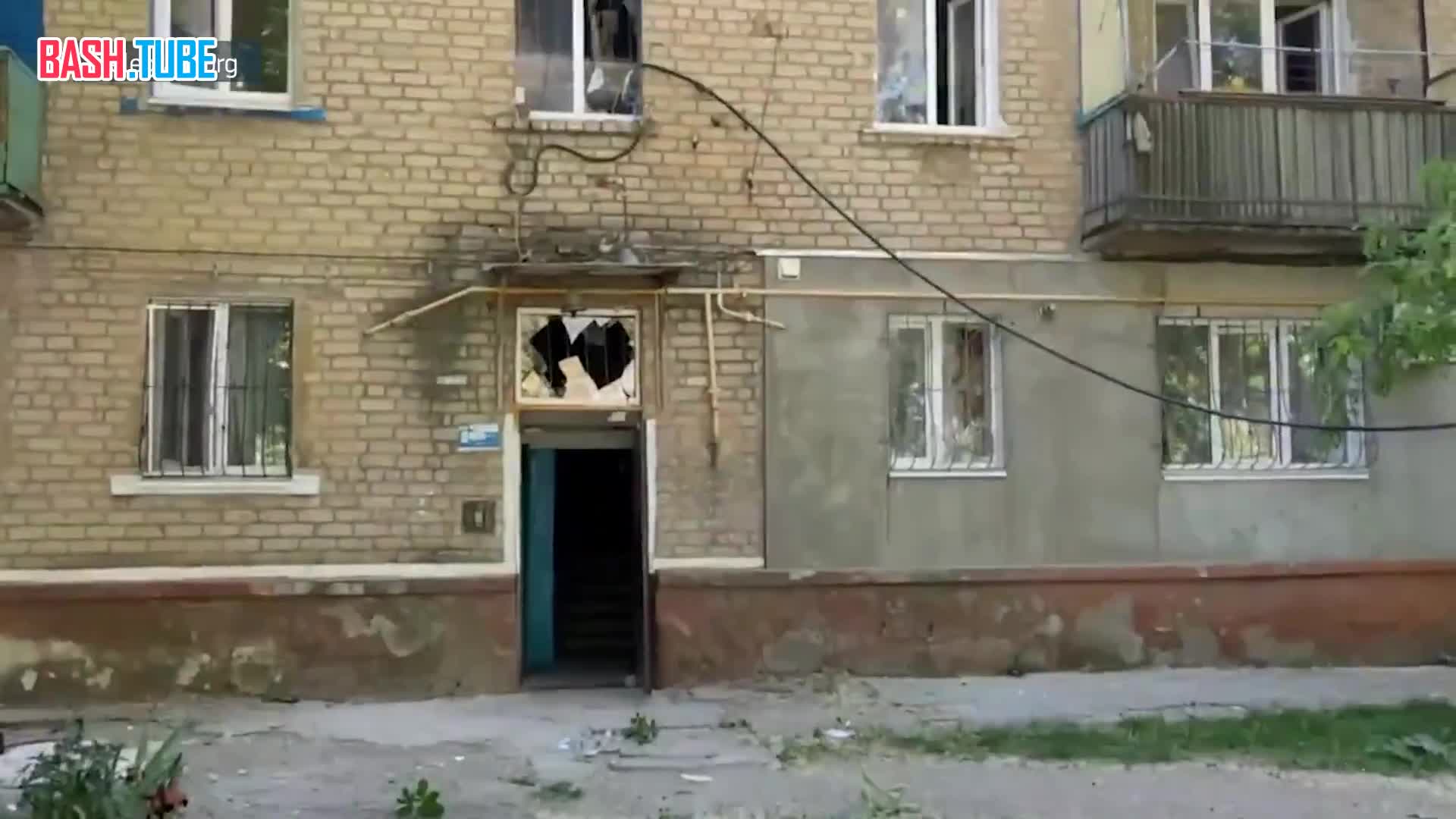  ВСУ обстреляли жилые кварталы города Луганска крылатыми ракетами SCALP/Storm Shadow. От удара в многоэтажках выбило стекла