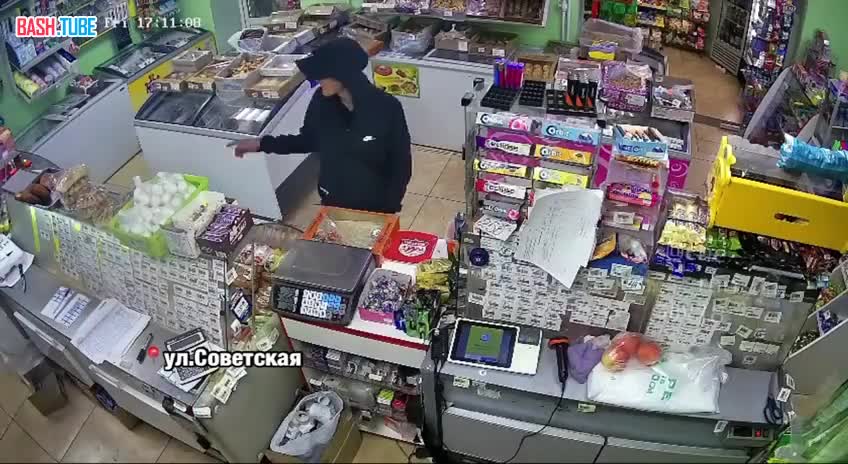 ⁣ В Уссурийске наглый мужчина своровал деньги из кассы магазина