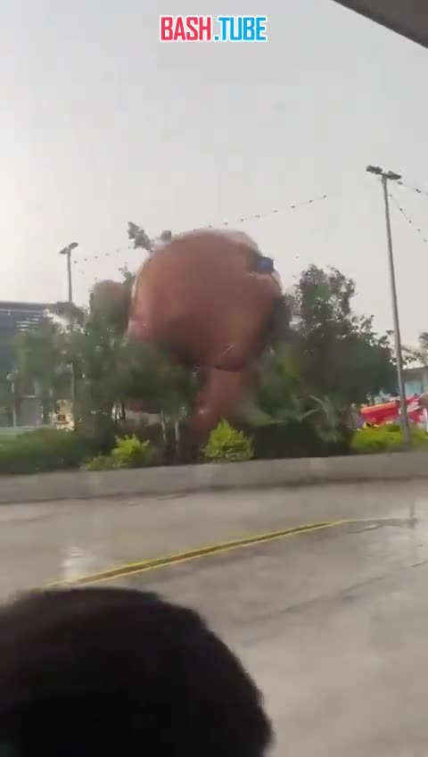 ⁣ Сильный ветер в Мексике унес огромного надувного медведя с площади в городе Куэрнаваке