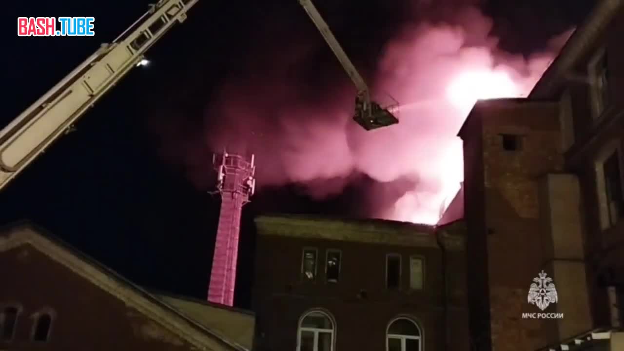 ⁣ Из-за пожара на швейной фабрике в Ногинске полностью обрушилась кровля, сообщили в МЧС. Возгорание удалось локализовать