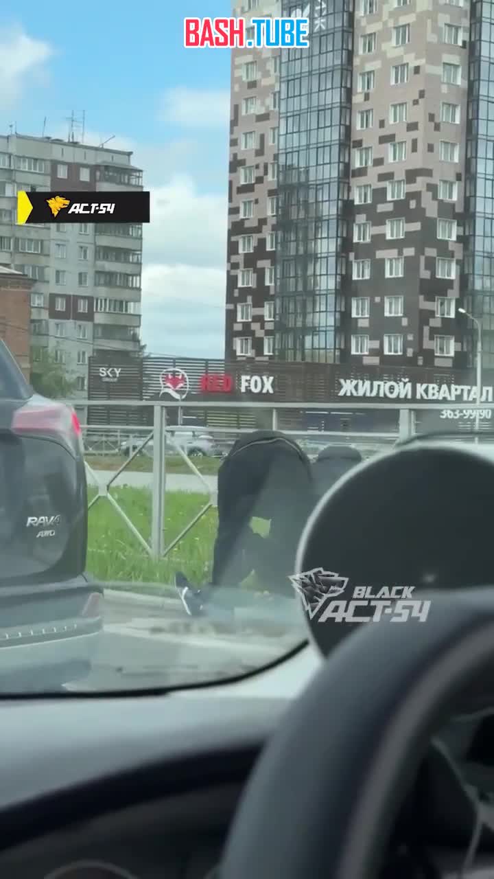 ⁣ Неизвестные в масках напали на водителя прямо средь беда дня в Новосибирске