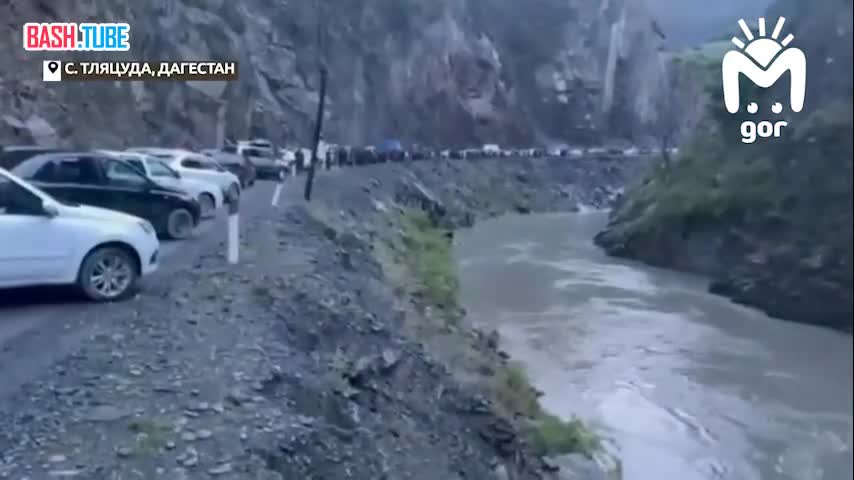 ⁣ Водителя упавшей в реку «Нивы» в Дагестане ищут 212 человек