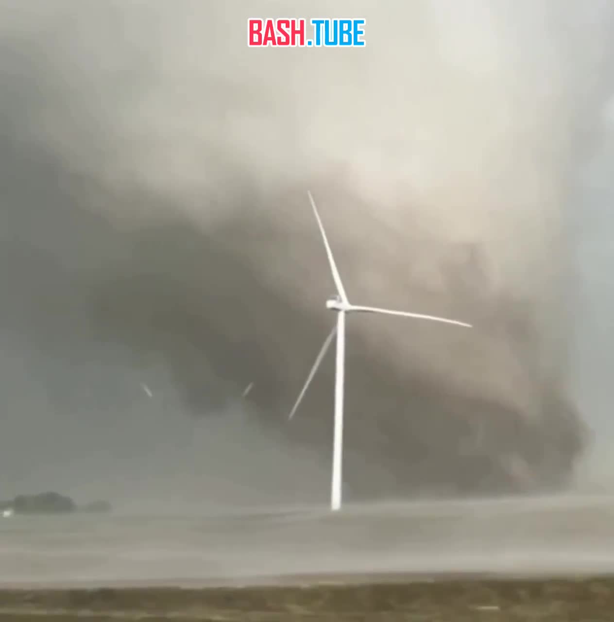 ⁣ Торнадо гнет турбины ветряков, которые создавались, чтобы противостоять экстремальным нагрузкам