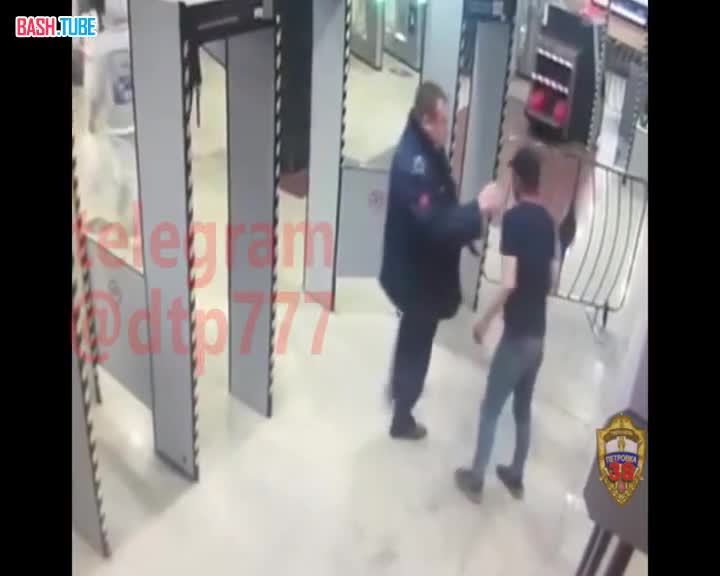 ⁣ Неадекватный мужчина разбил стеклянную бутылку об голову сотрудника службы безопасности