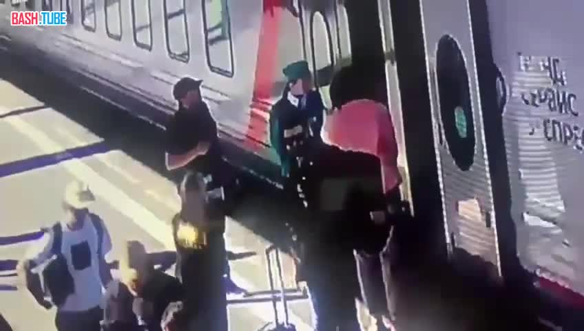 ⁣ Четырехлетнего мальчика госпитализировали после падения между платформой и поездом на Московском вокзале