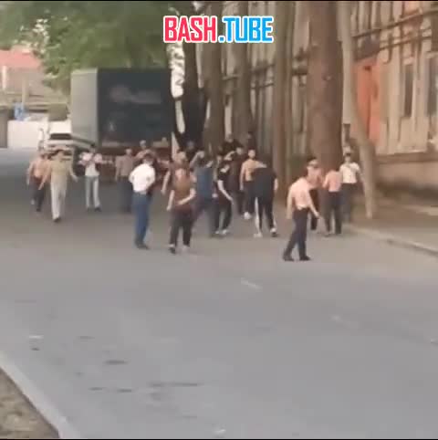 ⁣ Массовые разборки полуголых парней возле 21й школы в Симферополе попали на видео