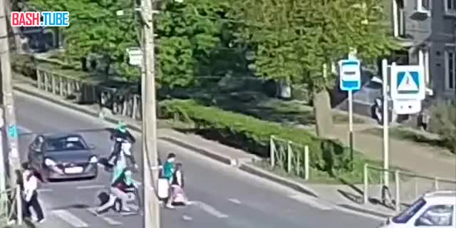 ⁣ Мотоциклист чуть не наехал на детей на «зебре», но тут же врезался в опору дорожного знака
