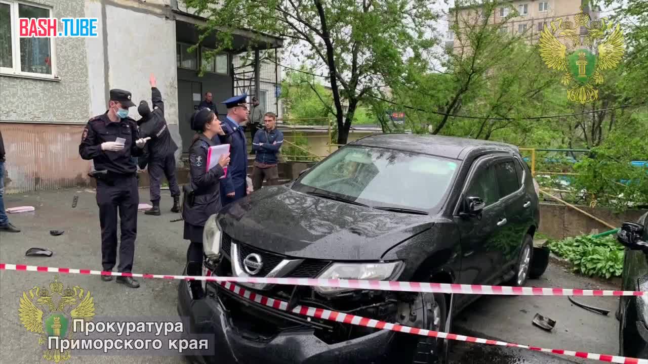 ⁣ Во Владивостоке неизвестный попытался убить человека с помощью подрыва автомобиля