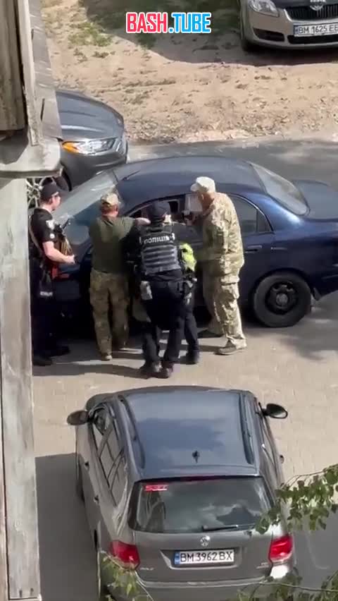⁣ В украинских Сумах ТЦКшники вместе с полицией напали на водителя и вытащили его из машины