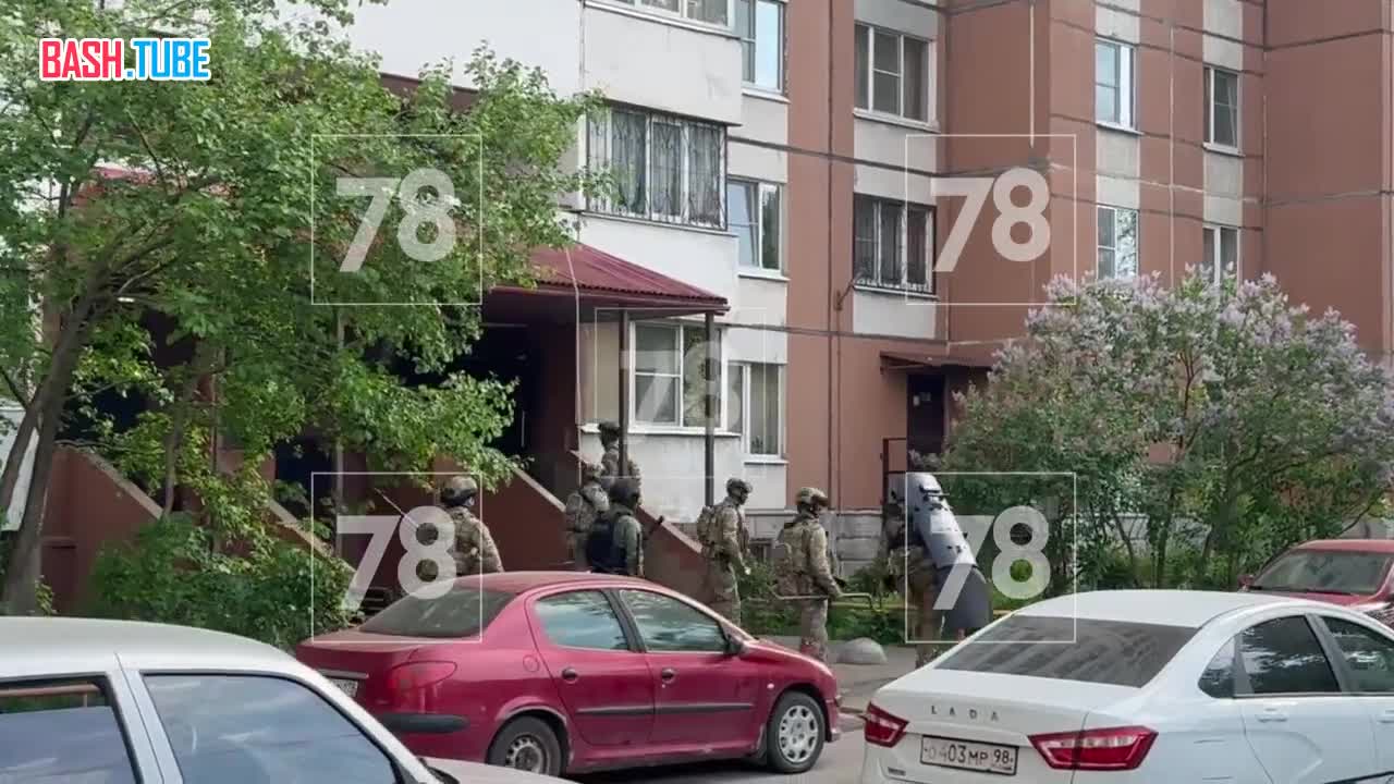⁣ Силовики готовятся штурмовать квартиру, где забаррикадировался стрелявший в полицейских мужчина