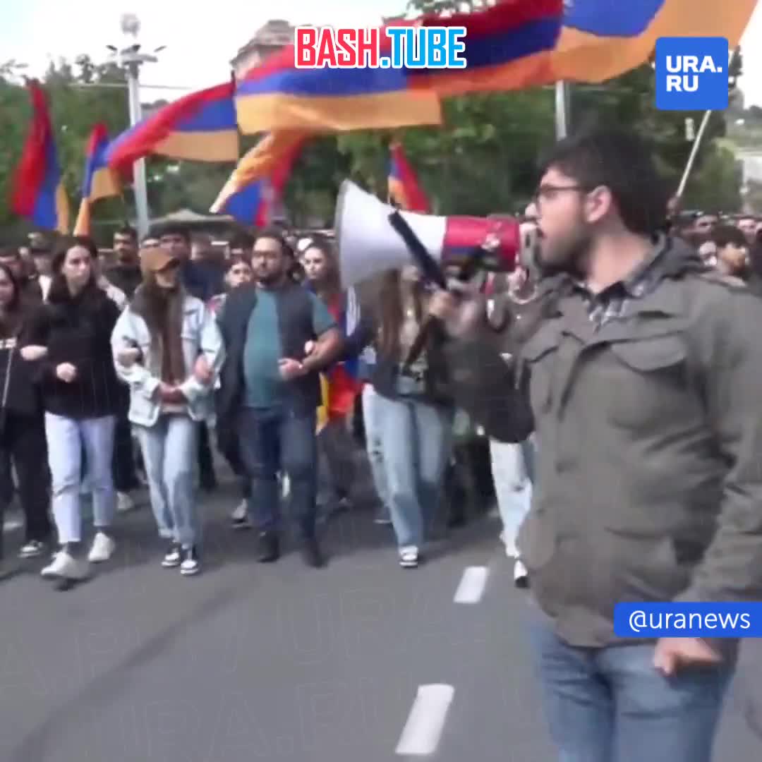 ⁣ В Ереване тысячи людей требуют отставки Пашиняна