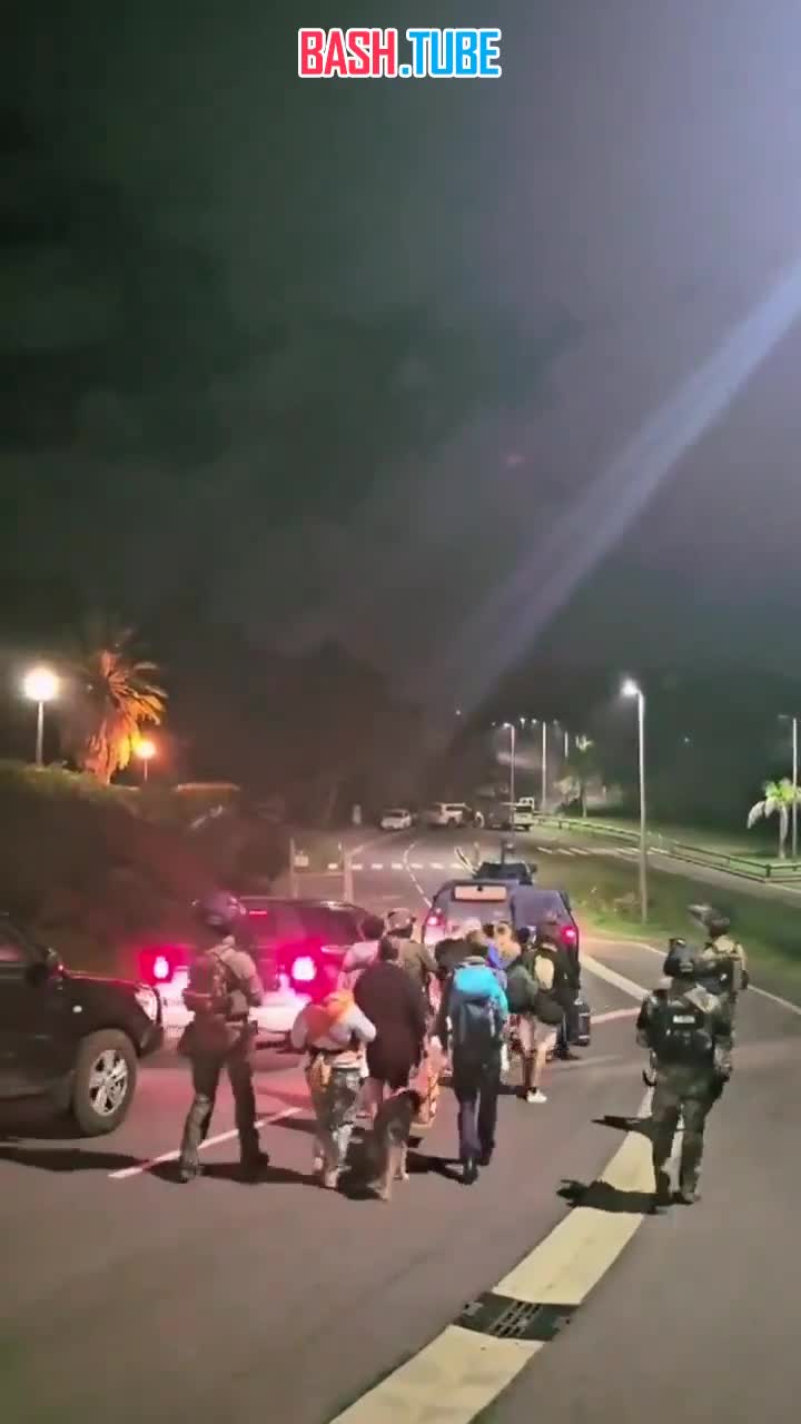 ⁣ Эвакуация французских «туристов» из Новой Каледонии в сопровождении военных