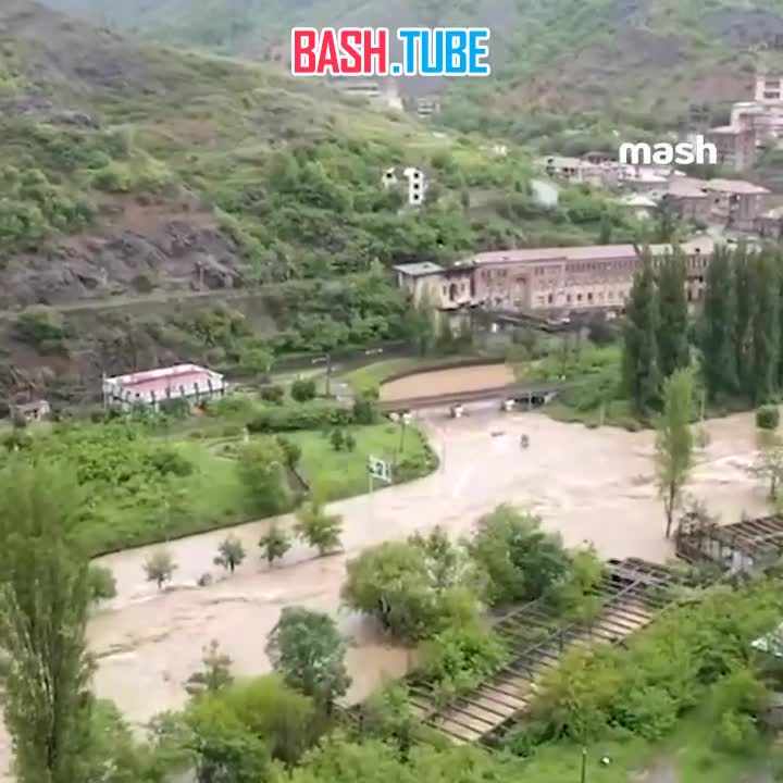 ⁣ Наводнение на севере Армении: из-за сильных дождей река Дебед вышла из берегов