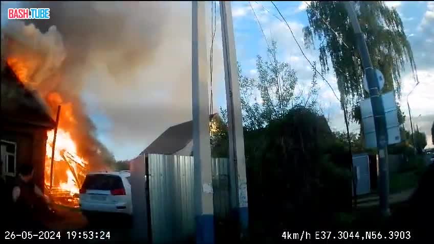 ⁣ Кадры спасения машины от огня в деревне Синьково (Дмитровский городской округ)