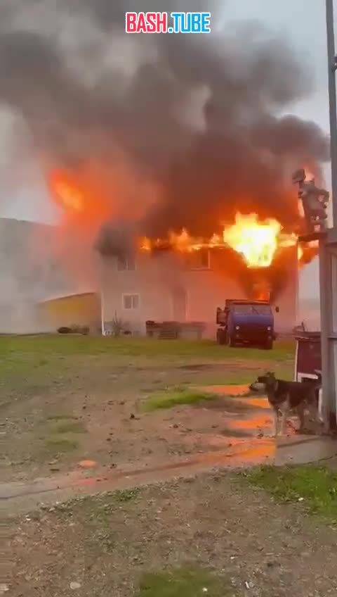 ⁣ Огонь повредил один из корпусов базы отдыха Волна на острове Попова