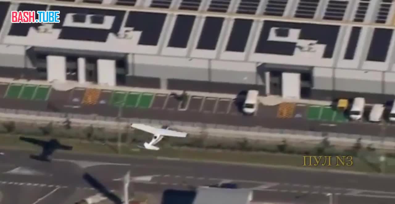 ⁣ В Сиднее самолет чуть не приземлился на крышу терминала