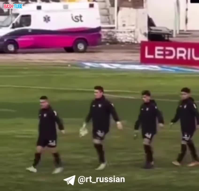 ⁣ Чилийские футболисты из клуба «Палестино» вышли на поле перед игрой, держа за руки невидимых детей