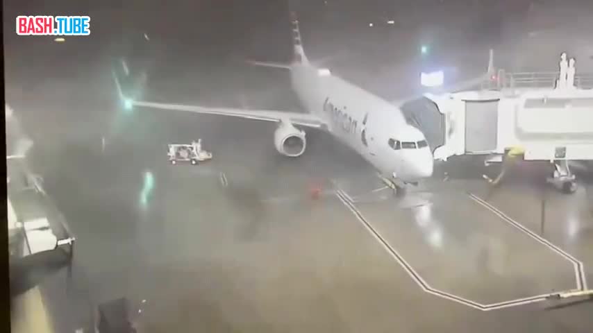 ⁣ Ураган снес боинг 737-800 American Airlines: самолет оторвался от телетрапа в международном аэропорту Далласа в штате Техас