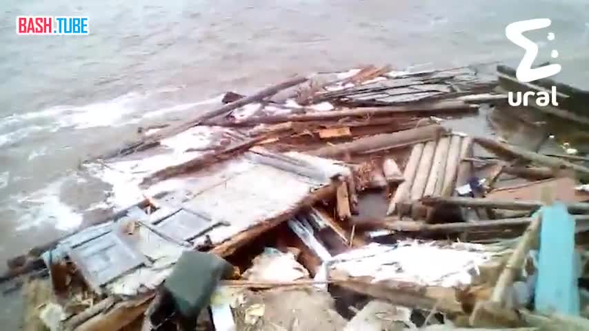 ⁣ Большая вода в Тюменской области разделила деревянный дом на две части