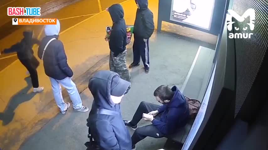 ⁣ Молодого человека, который разнёс остановку, ищет полиция Владивостока