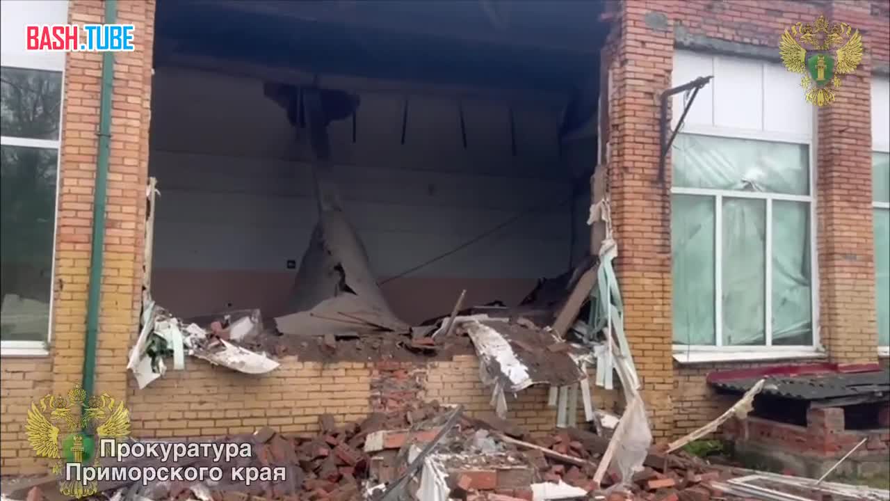 ⁣ Потолок и часть стены рухнули в школе №1 в Вольно-Надежинском
