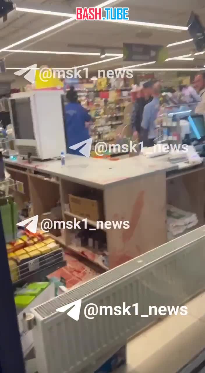 ⁣ Неизвестный мужчина напал на посетителей магазина, чтобы его обезвредить полиция применила табельное оружие