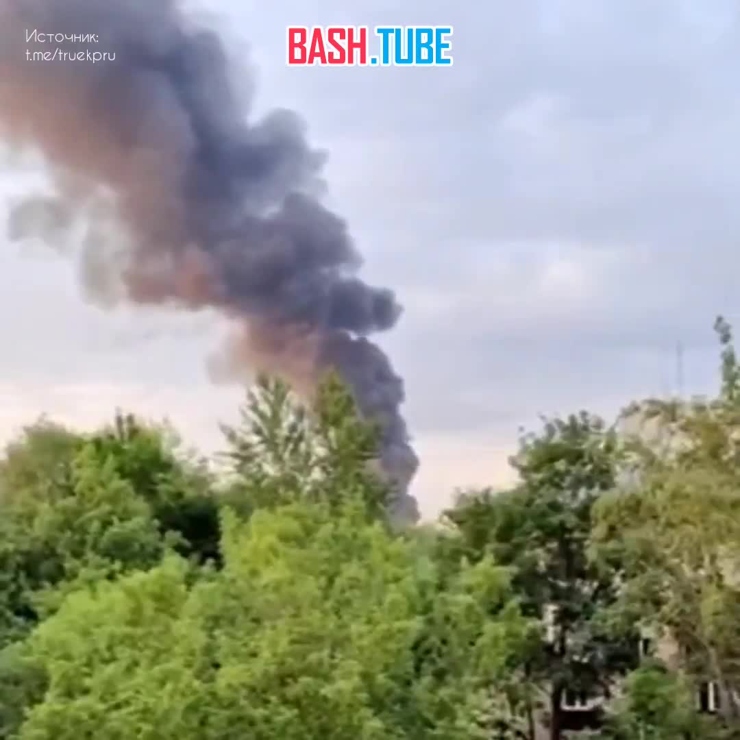 ⁣ Мощный пожар вспыхнул на складе на востоке Москвы. Для борьбы с огнем привлекли авиацию