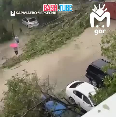 ⁣ По Черкесску прошёлся мощный ураган с градом
