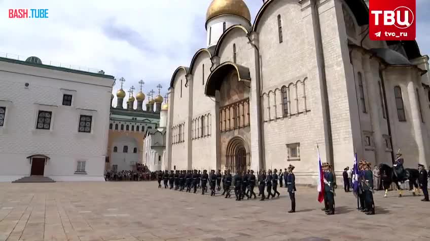 ⁣ У стен Кремля открыли сезон смен пеших и конных караулов Президентского полка