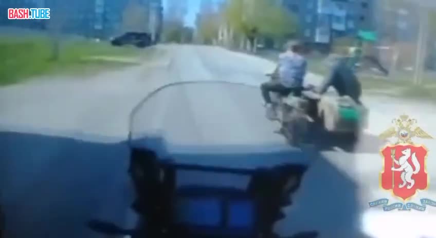 ⁣ Это безуспешная, но эпичная попытка пьяного мотоциклиста без шлема удрать от полицейских в Первоуральске