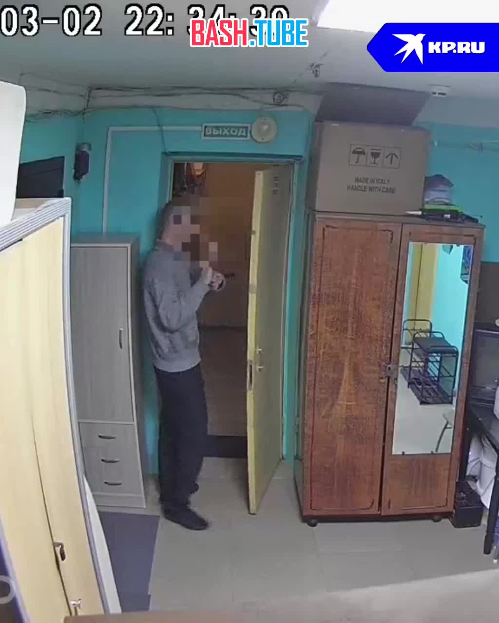 ⁣ В Новосибирске семья судится с соседом по общежитию из-за хлопанья дверью