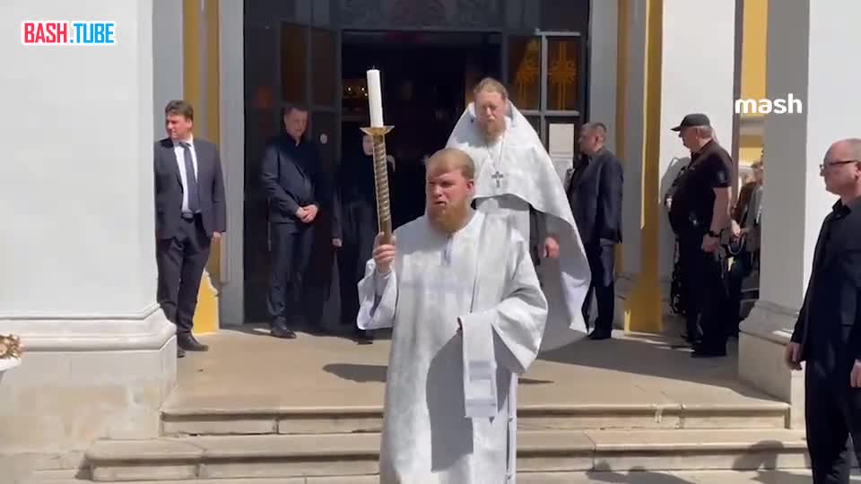  Белый гроб с телом Анастасии Заворотнюк выносят из Покровского монастыря под аплодисменты