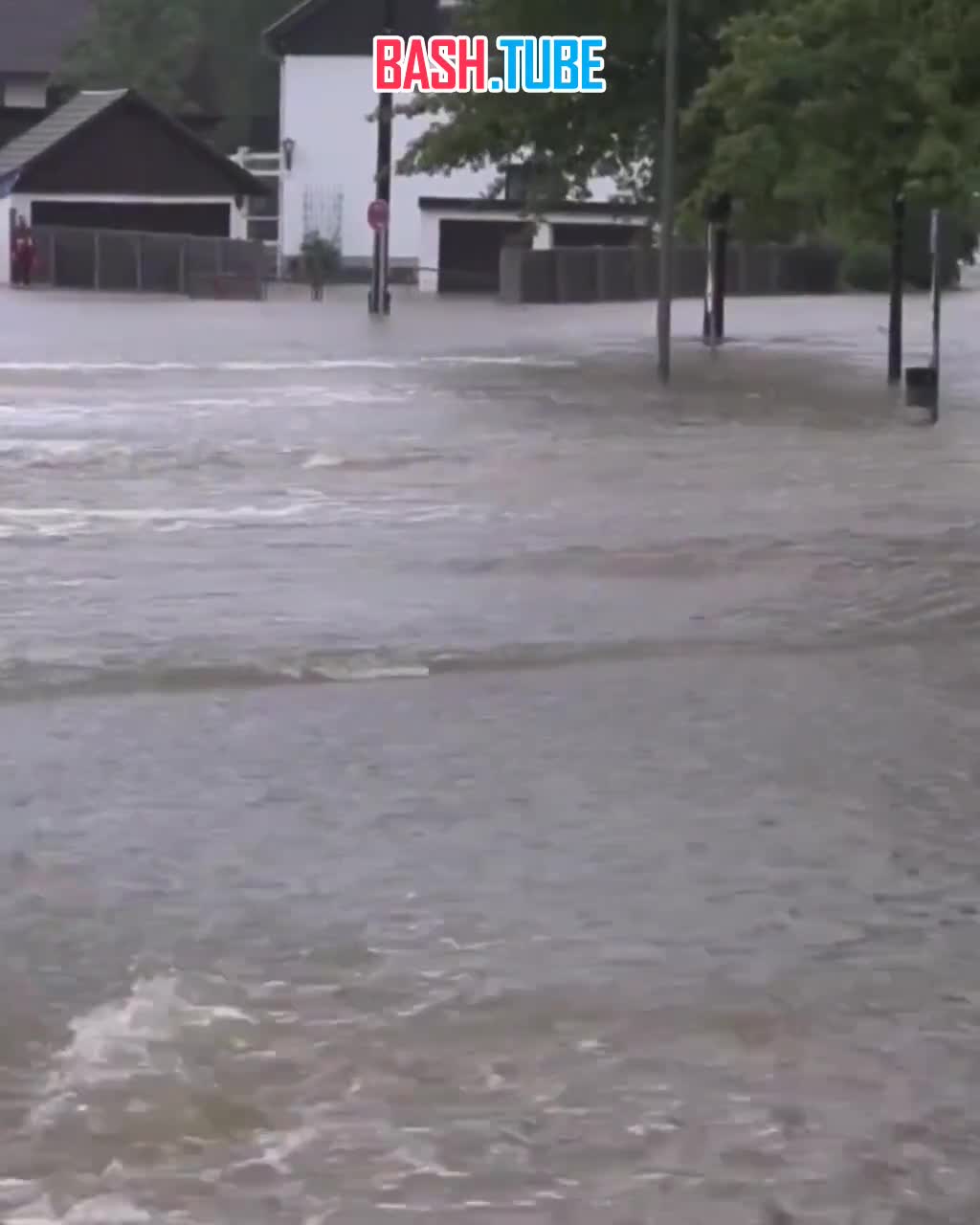 ⁣ После утреннего прорыва дамбы в немецком Аугсбурге, началось наводнение и экстренная эвакуация местных жителей