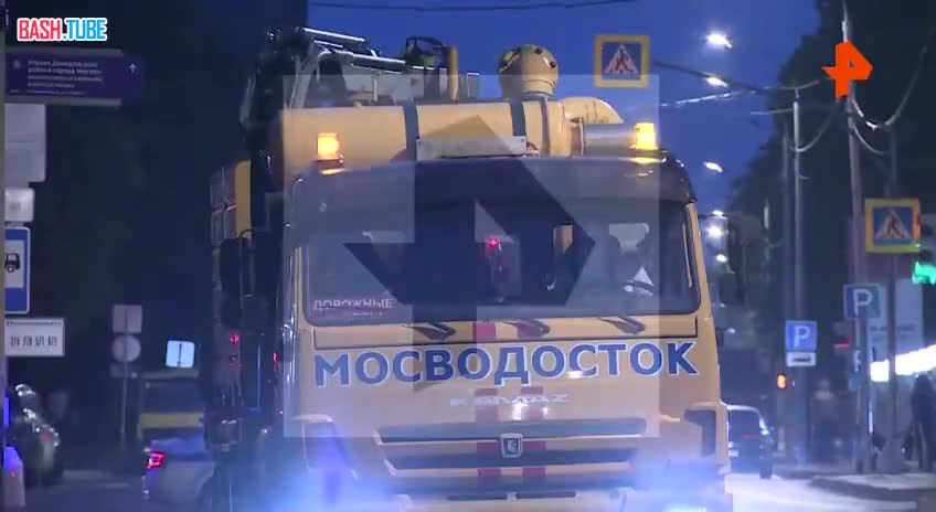 ⁣ Затопило паркинг, смыло машины на газон: жители рассказали о последствиях сильного ливня на севере Москвы