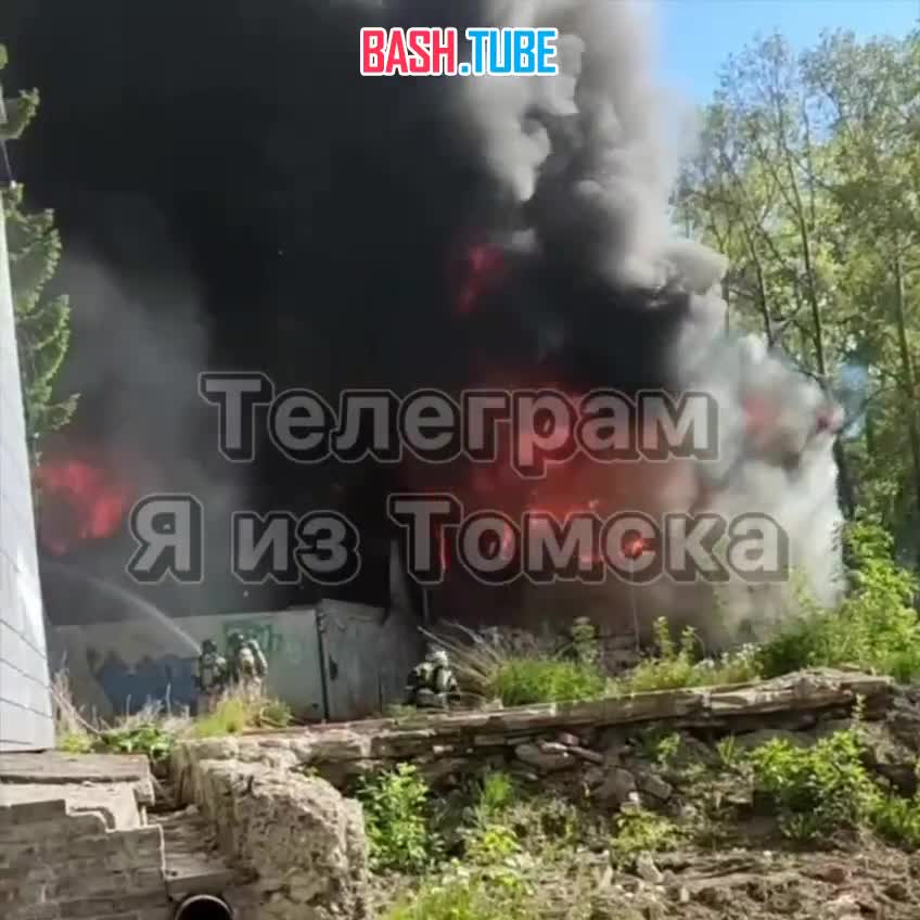 ⁣ В Томске спасатели и полиция перекрыли проезд на улицу Усова и развернули штаб перед горящим зданием
