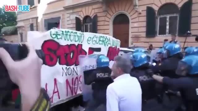 ⁣ Римская полиция применила слезоточивый газ во время столкновений с участниками пропалестинского митинга
