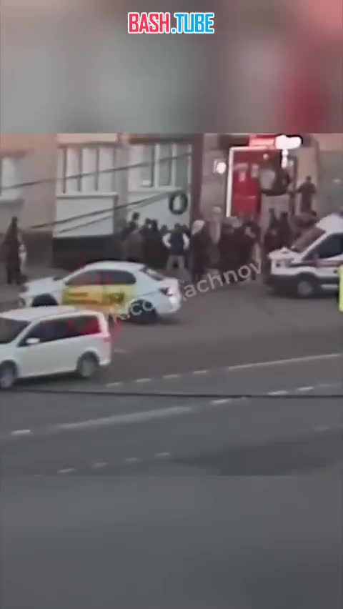 ⁣ В Челябинске у магазина во время ссоры толпа напала и избила мужчину