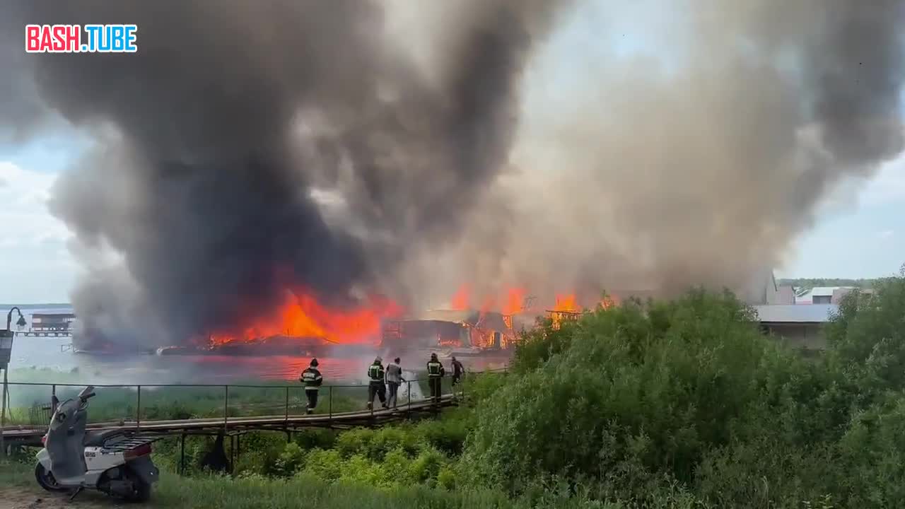 ⁣ В Дубне полыхает пожар - горит лодочный посёлок «БАМ» на Московском море